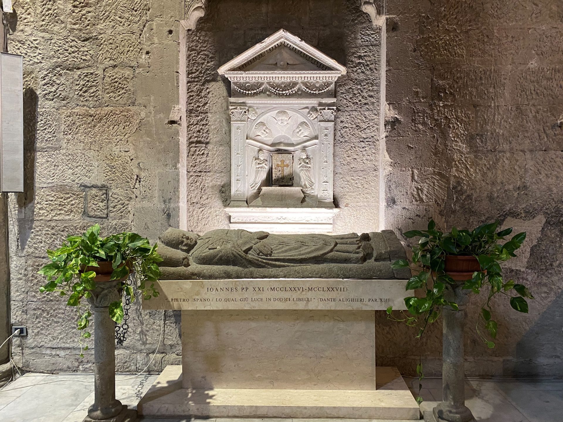 Peter of Spain's tomb, Viterbo (by Maria Giovanna Proietti) (2).JPG